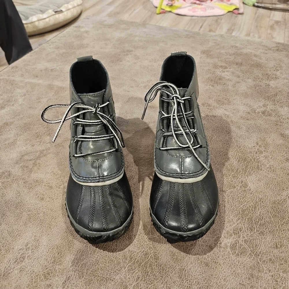Sorel Out N' About Waterproof Boots Size 9